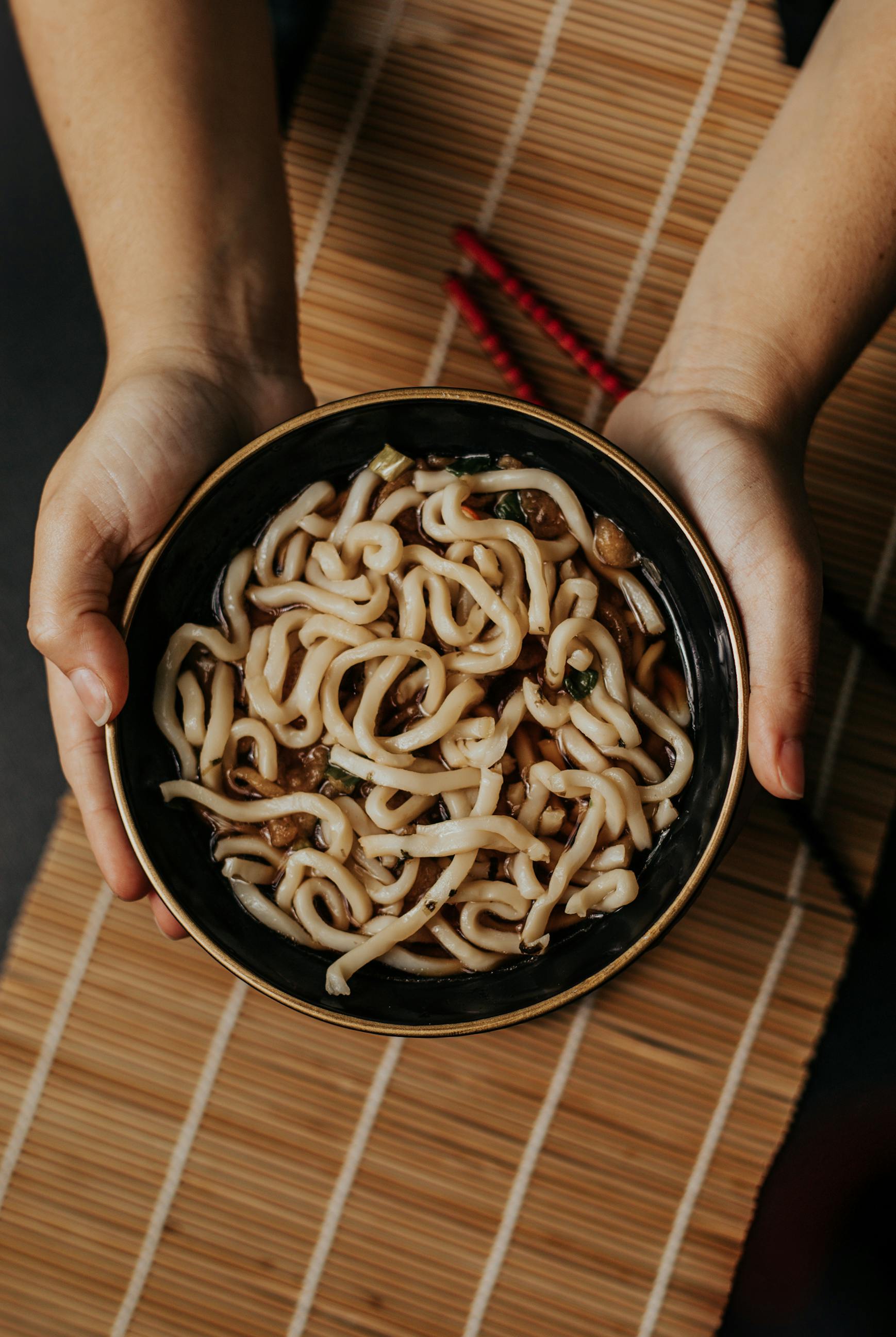 Udon Erişte Kasesinin çubuklarla üstten Görünümü